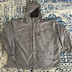 Men’s Columbia rain jacket 💦